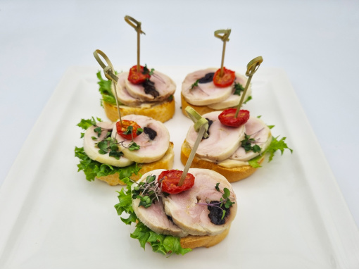 Брускетта с мясом цыпленка и черносливом (5 шт.)